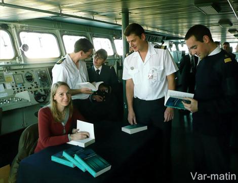  A bord de la Foudre, Galle Nohant sur la passerelle du TCD ddicaait son livre  L'ancre des rves  qui a reu le prix  Encre de Marine 2007 .<br />  : Photo M. S. 